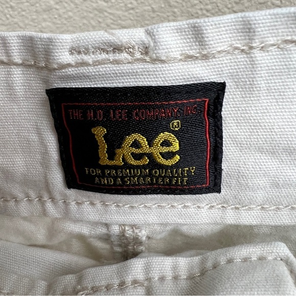LEE Khaki Shorts. Patch Pockets. Button & Zipper Closure. Size 16M. - Picture 4 of 5